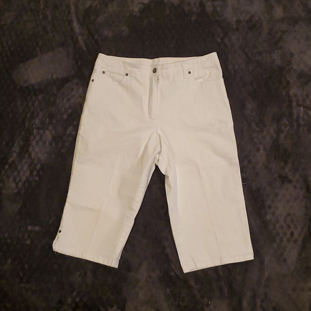 Signature Slimming Colored Denim Shaped Fit Skimmer shorts‎